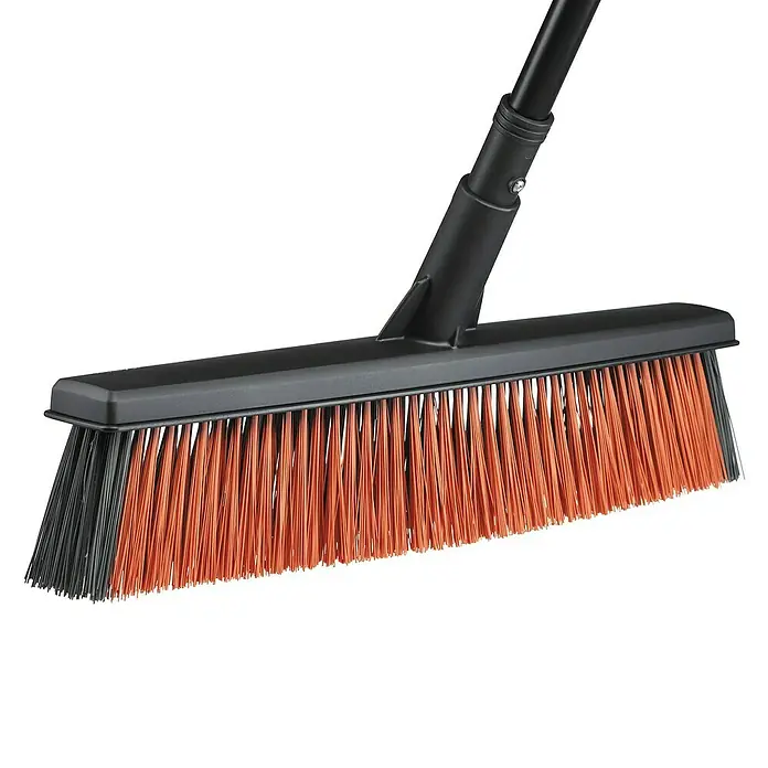 Fiskars Solid Besen - Breite: 48 cm, Material Borsten: Kunststoff - Abgebildeter Besen mit schwarzen und orangefarbenen Borsten, ideal für die Reinigung verschiedener Oberflächen.