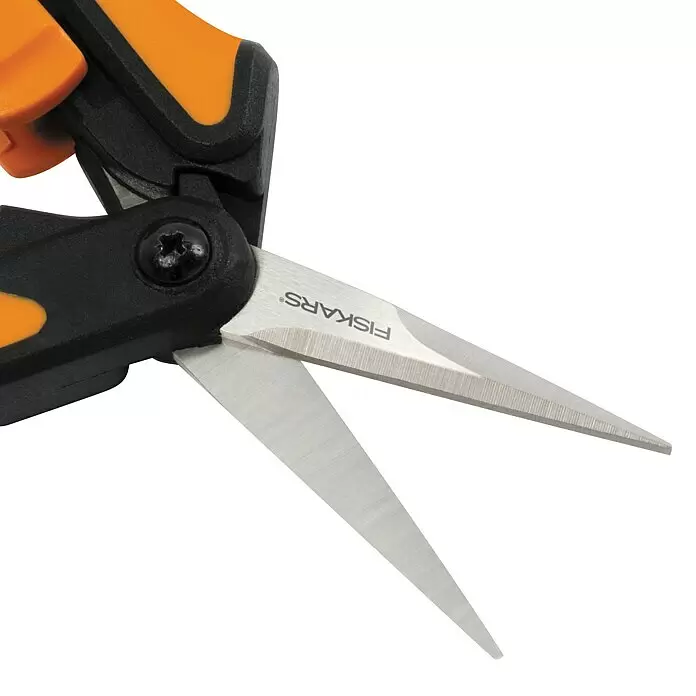 Fiskars Solid Gartenschere Microtip SP 130 - Länge: 21,5 cm - Offene orange-schwarze Gartenschere mit scharfen Silberklingen, eine mit „FISKARS®“-Logo.