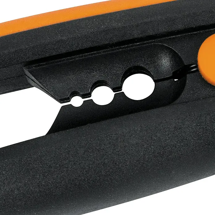 Fiskars Gartenschere SP 141Länge: 18,5 cm - Detailaufnahme einer Abisolierzange mit orangefarbenem Griff und schwarzen Schneidbacken mit verschiedenen Drahtstärken.