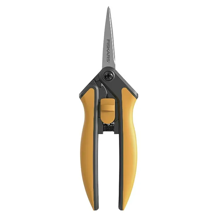 Fiskars Solid Gartenschere Microtip SP 130 - Länge: 21,5 cm - Nahaufnahme einer gelben Fiskars Gartenschere, die für präzise Schnitte und einfache Handhabung im Garten konzipiert ist.