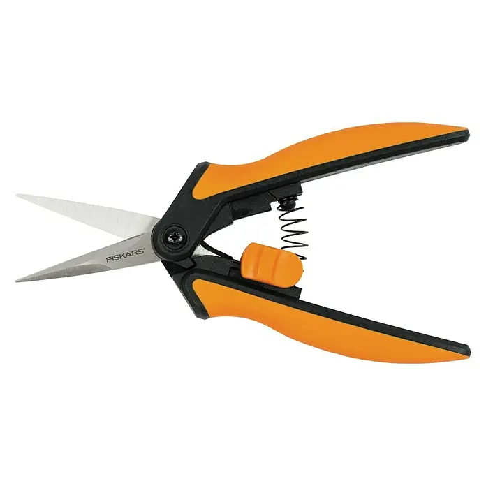 Fiskars Solid Gartenschere Microtip SP 130 - Länge: 21,5 cm - Nahaufnahme einer Gartenschere von Fiskars mit orangefarbenen Griffen und scharfen Klingen vor einem schwarzen Hintergrund.