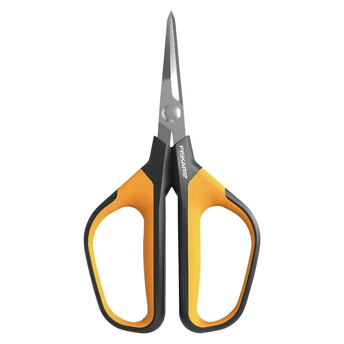Fiskars Solid Gartenschere SP 150 - Länge: 24 cm - Nahaufnahme einer Fiskars-Schere mit orangefarbenen Griffen und silbernen Klingen vor schwarzem Hintergrund.