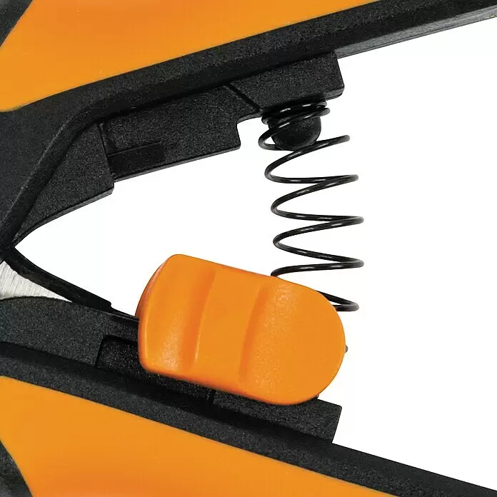 Fiskars Solid Gartenschere Microtip SP 130 - Länge: 21,5 cm - Nahaufnahme einer schwarz-orangen Klemme mit sichtbarer Metallfeder und orangefarbenem Auslöseknopf.