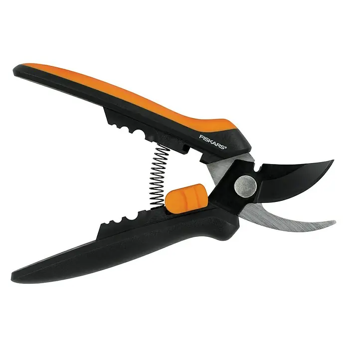 Fiskars Gartenschere SP 141 - Länge: 18,5 cm - Nahaufnahme einer Fiskars Gartenschere mit schwarzem Griff und orangefarbenen Akzenten, die die Präzision und Qualität des Werkzeugs hervorhebt.