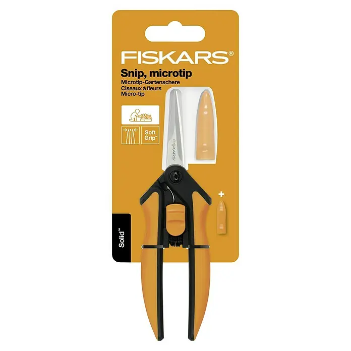Fiskars Solid Gartenschere Microtip SP 130 - Länge: 21,5 cm - Eine Fiskars Mikro-Tip Blumenschere in Orange und Schwarz mit Klingenschutz und Softgrip liegt vor einem gelben Hintergrund.