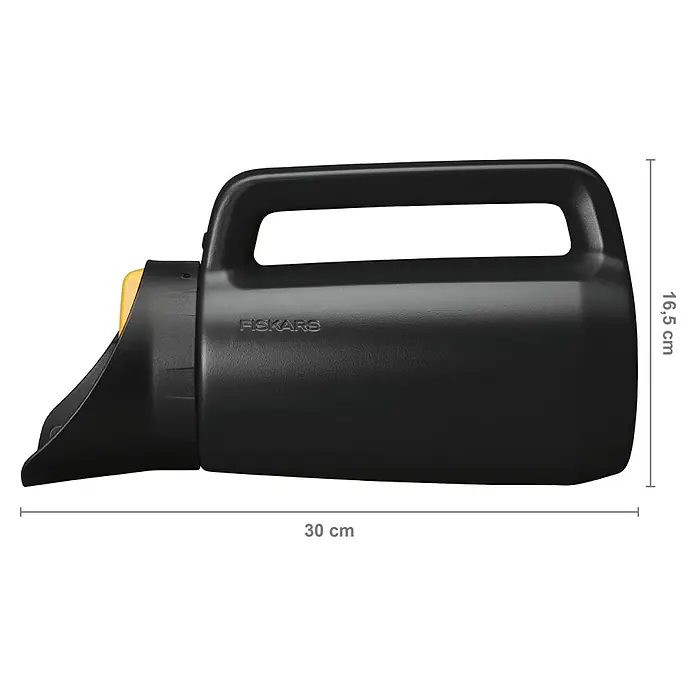 Fiskars Solid Handstreuer - 2 l - Schwarzer Fiskars Streuwagen mit gelbem Akzent und Maßangaben.