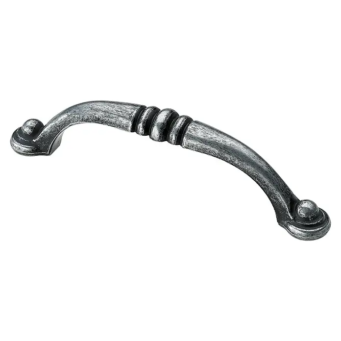 Hettich Möbelgriff - Typ Möbelgriff: Bügel, Sonstige, Sonstige, Breite: 110 mm - Nahaufnahme eines silbernen Schubladengriffs mit dekorativen Details, ideal für Möbelrenovierungen und verleiht einen eleganten Vintage-Look.