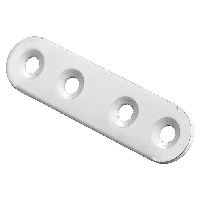 Hettich Verbindungsblech - L x B x S: 60 x 15 x 2 mm, Weiß, Gesamtstückzahl: 1 Stk. - Detailaufnahme einer weißen, länglichen Metallplatte mit vier Löchern, die zur Befestigung dient. Die Platte ist leicht glänzend auf schwarzem Hintergrund.