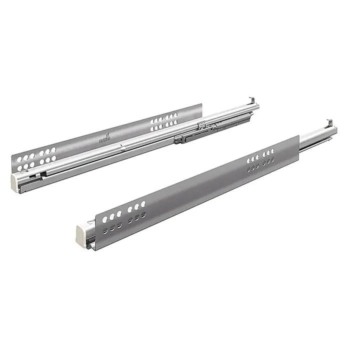 Hettich Schubladenführung - Einbaulänge: 413 mm, Traglast: 30 kg, Vollauszug, Ausstattung: Push-to-open Mechanik - Zwei Schubladenschienen aus Metall mit Löchern zur Montage sind auf einem schwarzen Hintergrund zu sehen.