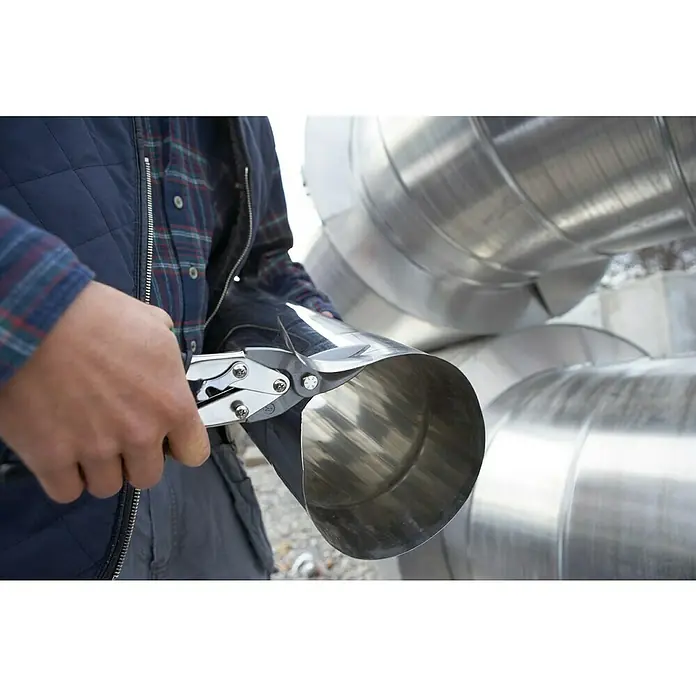 Wisent Figuren-Schere - Rechtsschneidend - Metallschere schneidet ein Stück Rohr ab. Diese Zange ist sehr hochwertig, robust und langlebig für verschiedene Blechbearbeitungen.