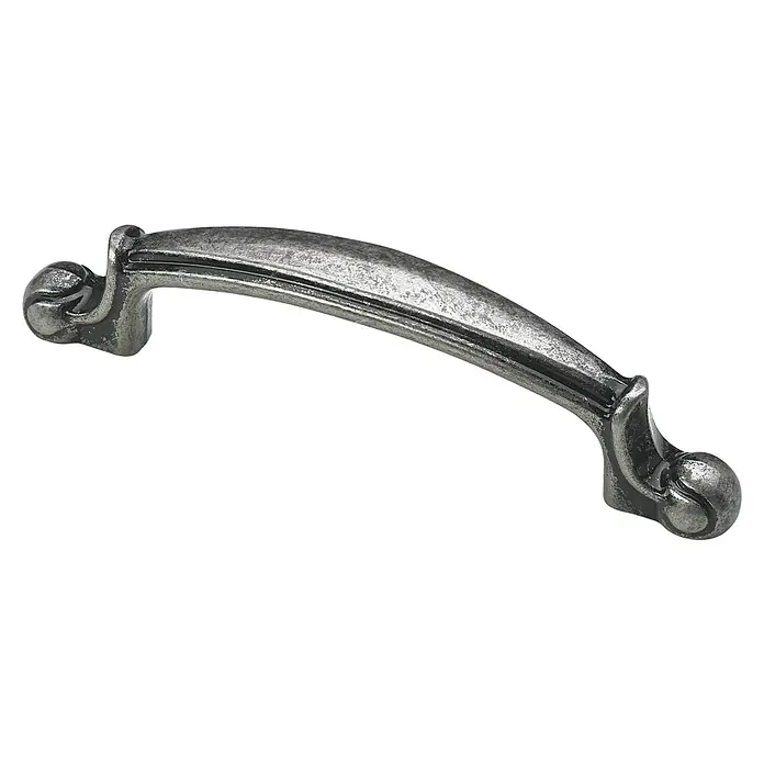 Hettich Möbelgriff - Typ Möbelgriff: Bügel, Sonstige, Sonstige, Breite: 88 mm - Nahaufnahme eines silbernen Schrankgriffs mit kunstvollen Details, ideal für Möbelrenovierungen und zur Aufwertung des Designs.