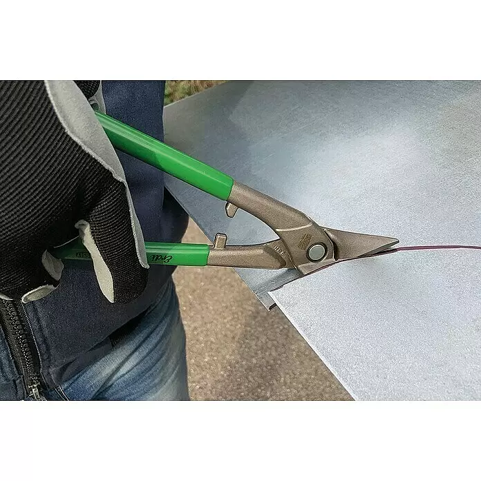 Wisent Tijeras Ideal - Largo: 260 mm, Corte a derecha - Tijeras de hojalatero con mango verde, en manos enguantadas, cortando chapa galvanizada por una línea marcada.