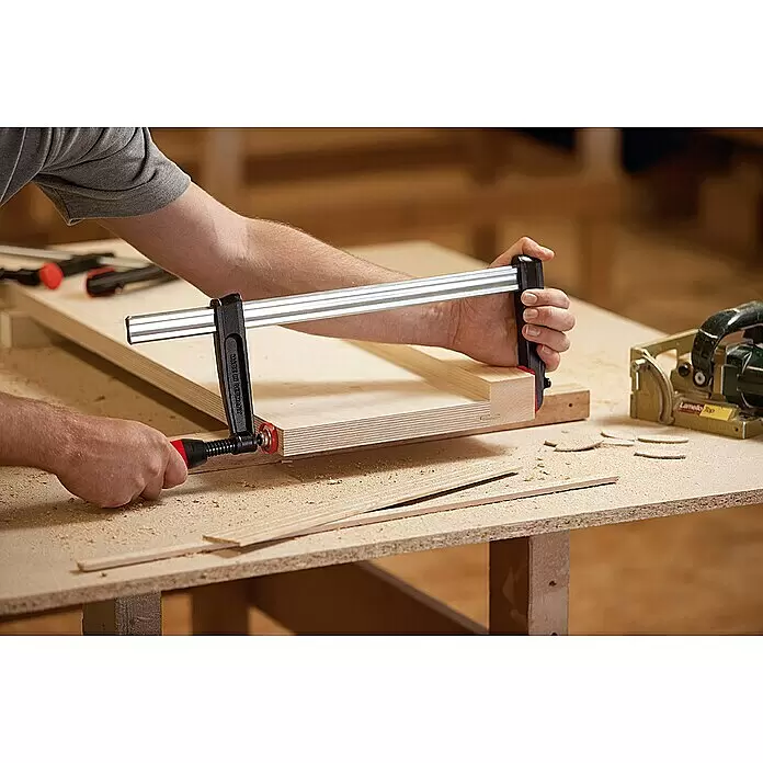 Bessey Schraubzwinge TP125S12BE - Spannweite: 1.250 mm, Spannkraft: 5.500 N, Ausladung: 120 mm - Anwendungsbeispiel