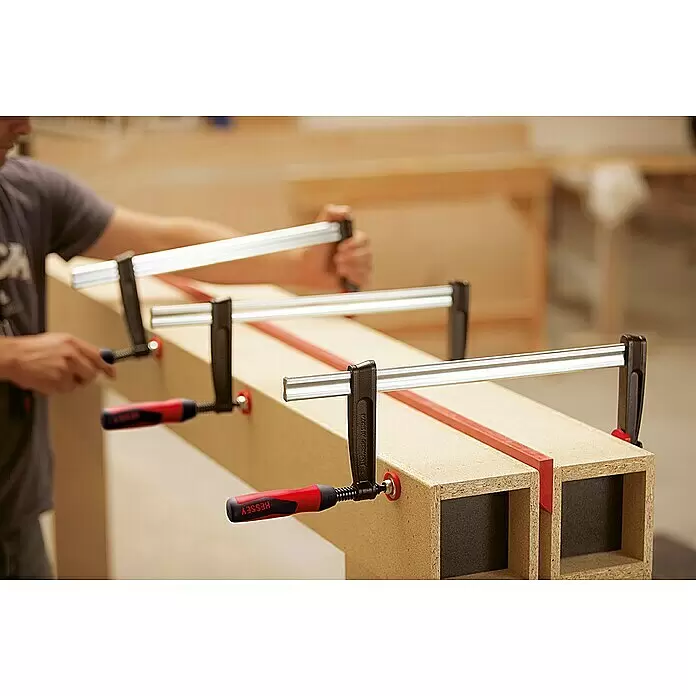 Bessey Schraubzwinge TP125S12BE - Spannweite: 1.250 mm, Spannkraft: 5.500 N, Ausladung: 120 mm - Anwendungsbeispiel