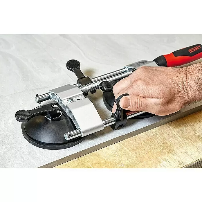 Bessey PS 55 -  - Hand bedient Bessey Nahtverbinder mit Saugnäpfen, verbindet zwei helle Platten auf einer Werkbank.