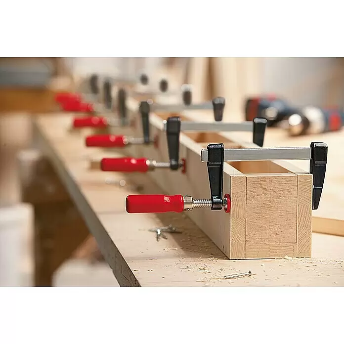 Bessey Schraubzwinge LM 250/50 - Spannweite: 250 mm, Spannkraft: 2.000 N, Ausladung: 50 mm - Anwendungsbeispiel