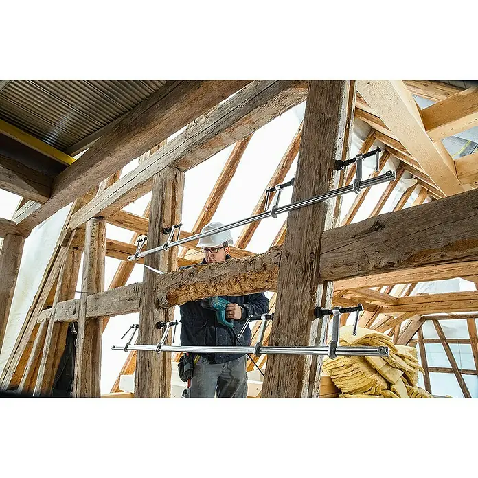 Bessey Zwingen-Set SLV 100 M - Spannweite: 1.000 mm, Spannkraft: 6.500 N, Ausladung: 120 mm - Die robuste Tischler-Zwinge fixiert zuverlässig Holzbauteile in einer Holzrahmenkonstruktion, ideal für Zimmermanns- und Restaurierungsarbeiten.