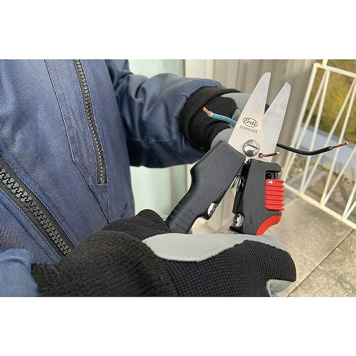 Wisent Combinox-Schere - Schnittlänge: 40 mm, Edelstahl - Ein Bild einer Person, die eine Erdi-Kabelschere benutzt, um ein Kabel zu schneiden. Sie trägt eine blaue Jacke und Handschuhe.