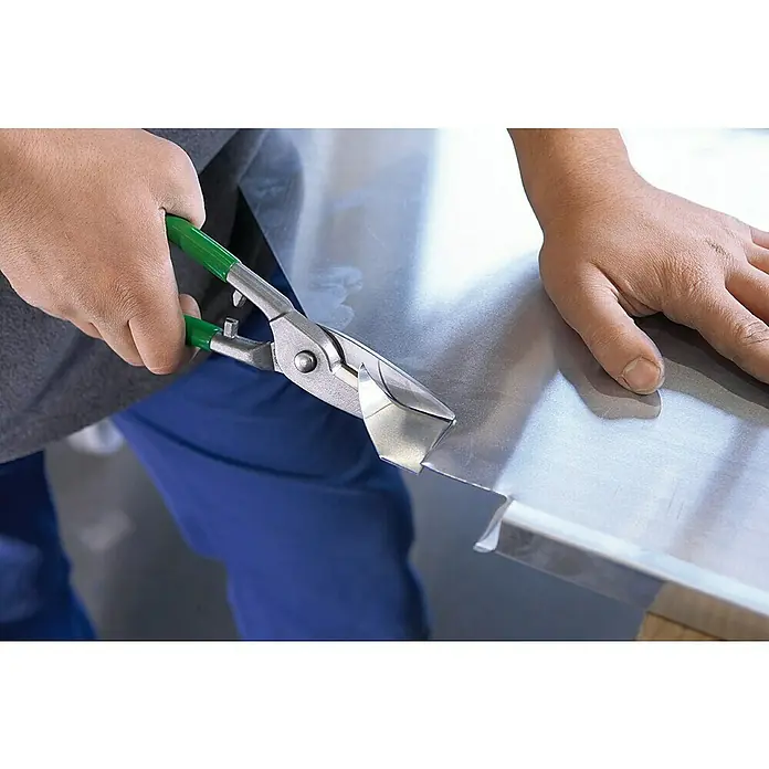 Wisent Berliner-Schere - Rechtsschneidend, Materialstärke: 1 mm - Eine Person schneidet Blech mit einer Blechschere mit grünen Griffen. Die Blechschere ist das Hauptprodukt im Bild.