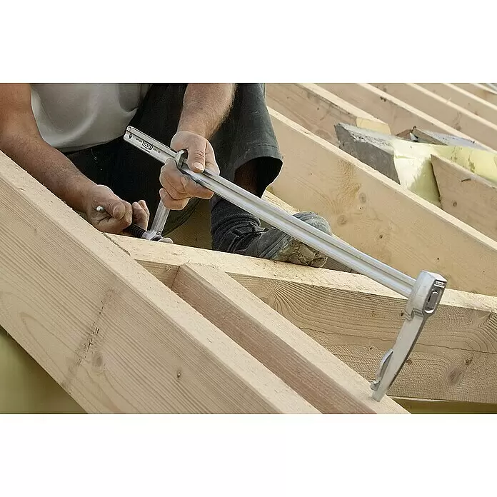 Bessey SPZ -  - Silberne Bessey Zwinge sichert Holz-Dachbalken, von einem Arbeiter angepasst.