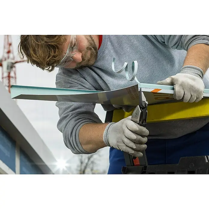 Bessey Ideal-Schere D39ASS - 230 mm, Rechtsschneidend - Ein Handwerker schneidet ein hellblaues Metallprofil mit einer Blechschere. Schutzbrille und Handschuhe sorgen für Sicherheit bei der Arbeit.