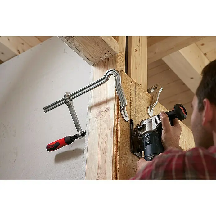 Bessey Schraubzwinge OMEGA GMZ - Spannweite: 250 mm, Spannkraft: 5.000 N, Ausladung: 120 mm - Eine Werkstattaufnahme mit einer BESSEY Hebelzwinge und einer Stichsäge in Aktion.