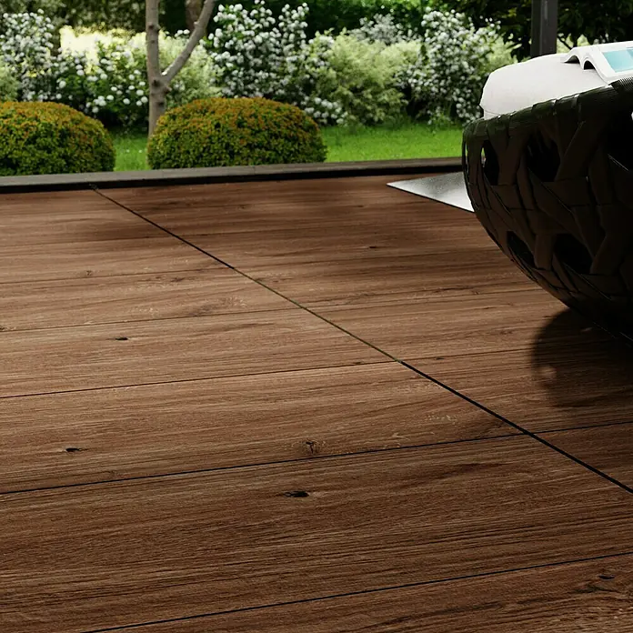Marazzi Terrassenfliese Esterno 20T Woodliving Scuro - 40 x 120 x 2 cm, Braun, Matt - Nahaufnahme eines robusten, hölzernen Terrassenbodens mit feinen Maserungen, ideal für den Außenbereich und Garten.