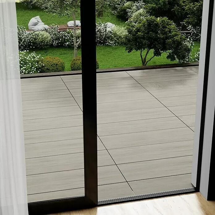 Marazzi Terrassenfliese Esterno 20T Woodliving Fumo - 40 x 120 x 2 cm, Beige, Matt - Schwarze Terrassentür öffnet sich zu einer hellen Holzoptik-Fliesenterrasse.