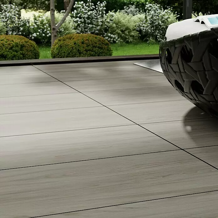 Marazzi Terrassenfliese Esterno 20T Woodliving Fumo - 40 x 120 x 2 cm, Beige, Matt - Hellgraue Terrassenfliesen in Holzoptik schaffen einen modernen Außenbereich mit Gartenblick und Gartenmöbeln.