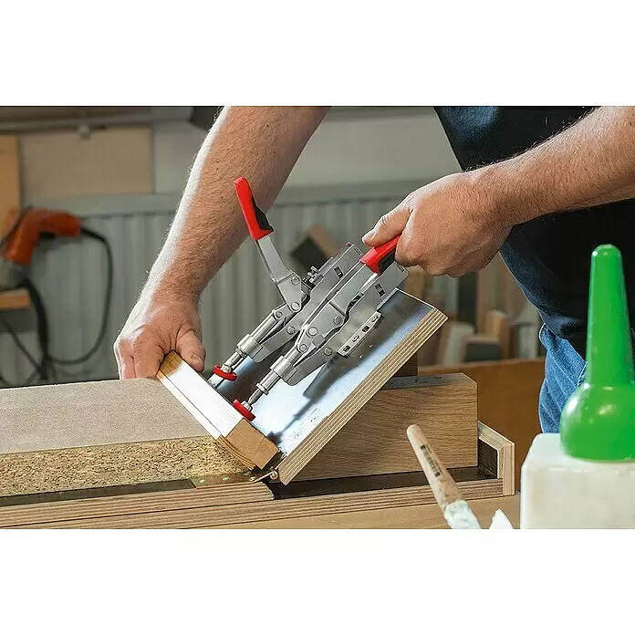 Bessey Schnellspanner STC-IHH25 - Spannweite: 16 mm, Spannkraft: 2.500 N - Metall-Winkelspannzange mit roten Griffen, hält Holzstücke zum Fügen.