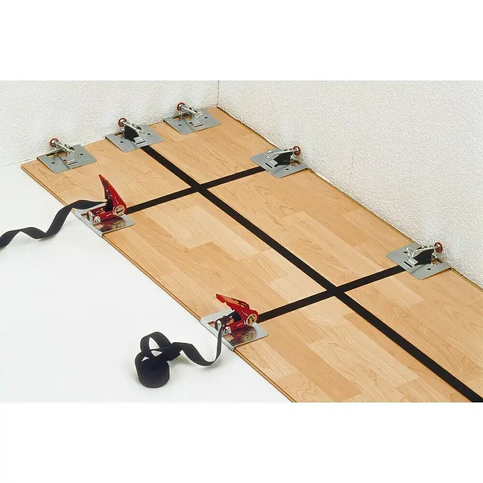 Bessey Parkett-Verlege-Hilfe SVH 400 - Spannweite: 4 m - Das Bild zeigt eine Holzbodenverlegung mit Spanngurten und Metalleisen, die das Holz an Ort und Stelle halten. Werkzeug zur Bodeninstallation.