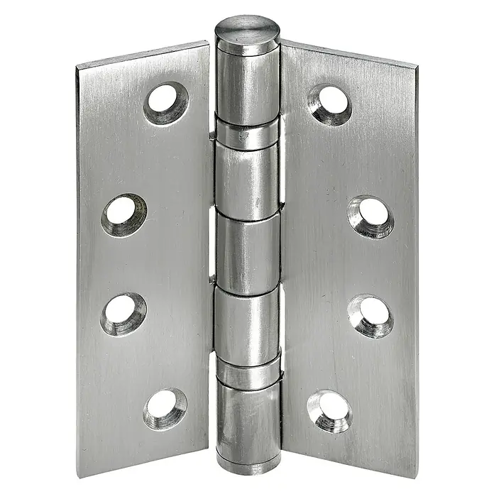 Hettich Türscharnier - L x B x S: 100 x 75 x 3 mm, Edelstahl - Nahaufnahme eines silbernen Türscharniers mit abgerundeten Kanten und mehreren Befestigungslöchern auf schwarzem Hintergrund.