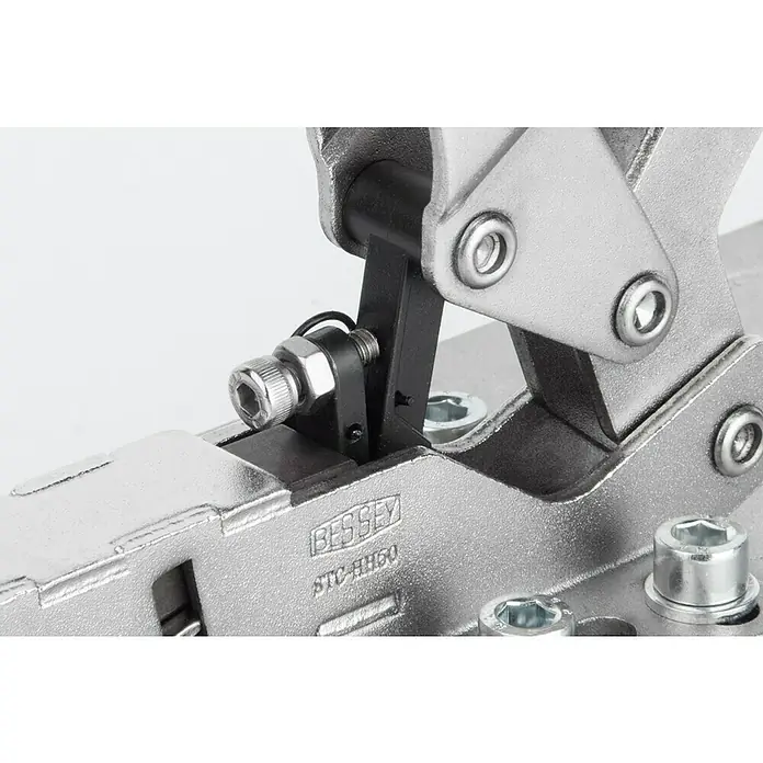 Bessey Waagrechtspanner STC-HH 20 - Spannweite: 20 mm, Spannkraft: 1.100 N - Nahaufnahme einer BESSEY STC-HH50 Horizontal-Schnellspannzwinge.