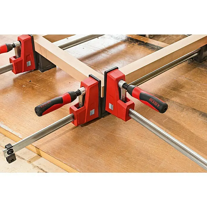 Bessey Rahmenpressen-Set - Passend für: Bessey Korpuszwingen - Das Bild zeigt eine Rahmenzwinge von Bessey, die ein Holzprojekt fixiert. Perfekt zum Verleimen von Holzrahmen und anderen Werkstücken.