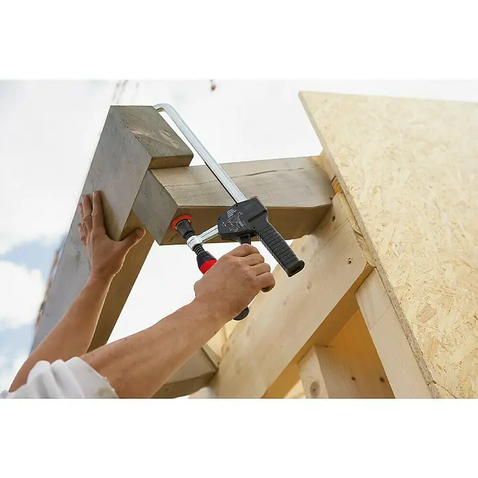 Bessey Einhandzwinge EHZ 30 - Spannweite: 300 mm, Spannkraft: 5.000 N, Ausladung: 100 mm - Einhandzwinge von BESSEY im Einsatz, um Holzbalken während der Bauarbeiten zu fixieren. Perfekt für präzise und sichere Verbindungen.