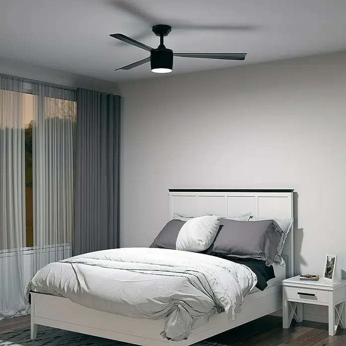Arte confort Ventilador de techo Adra - Negro mate, 132 cm, Blanco neutro - Un dormitorio con un elegante ventilador de techo que proporciona refrigeración e iluminación con estilo.