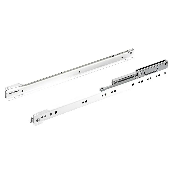 Hettich Schubladenführung - Traglast: 20 kg, Teilauszug, Selbsteinzug, Auszugslänge: 400 mm - Nahaufnahme eines silbernen Schubladenauszugs. Detailaufnahme mit Fokus auf die Mechanik und Beschaffenheit der Schiene für Schubladen.