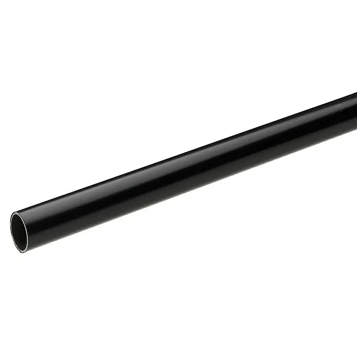 Hettich Kleiderstange - Ø x L: 25 x 1.000 mm, Lackiert, Schwarz - Ein schwarzes, glänzendes Metallrohr liegt diagonal auf einem weißen Hintergrund und ist einseitig offen. Das Rohr ist zylindrisch geformt.