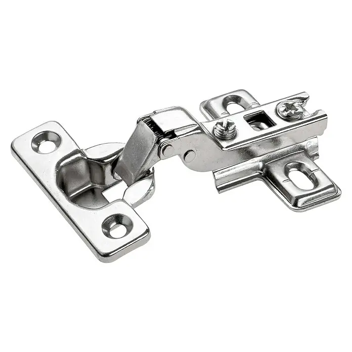 Hettich Topfscharnier - Mittelanschlag, Durchmesser Topf: 26 mm, Öffnungswinkel: 95 ° - Nahaufnahme eines Möbelscharniers aus Metall, das auf einer schwarzen Oberfläche liegt. Gut geeignet für Möbelbauprojekte.