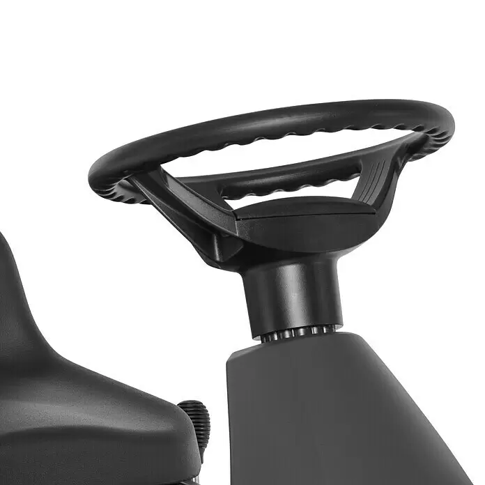 Alpina Benzin-Aufsitzmäher AT2 66 QA - 224 cm³, Schnittbreite: 66 cm, Max. Flächenempfehlung: 1.500 m² - Schwarzes Lenkrad mit ergonomischen Griffen und Teil eines schwarzen Sitzes, wahrscheinlich von einem Aufsitzmäher.