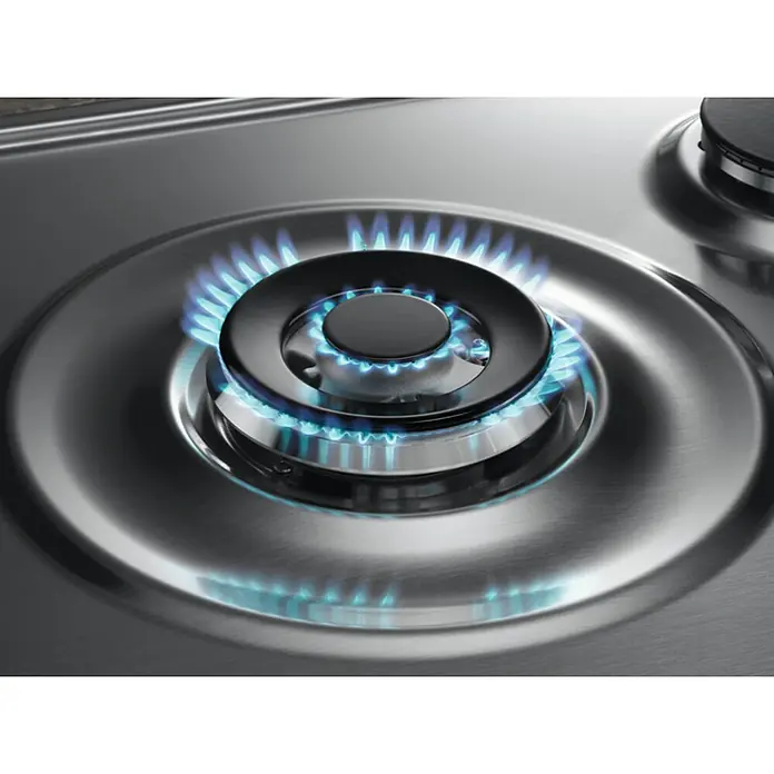 Electrolux Placa de cocción de gas EGH6333BOX - L x An: 51 x 59,5 cm, Número de quemadores de gas: 3 ud. - Primer plano de un quemador de gas moderno con llama azul, destacando su tecnología de cocción eficiente y elegante.