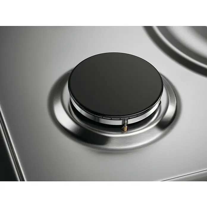 Electrolux Placa de cocción de gas EGH6333BOX - L x An: 51 x 59,5 cm, Número de quemadores de gas: 3 ud. - Primer plano de una placa de gas de acero inoxidable con un quemador negro, combinando diseño moderno y funcionalidad.