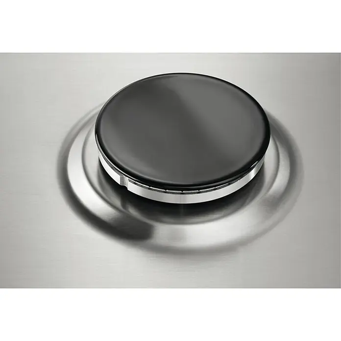 Electrolux Placa de cocción de gas EGH6333BOX - L x An: 51 x 59,5 cm, Número de quemadores de gas: 3 ud. - Primer plano de una placa de cocina con una elegante tapa de quemador negra y un entorno de acero inoxidable que destaca la estética moderna de la cocina.