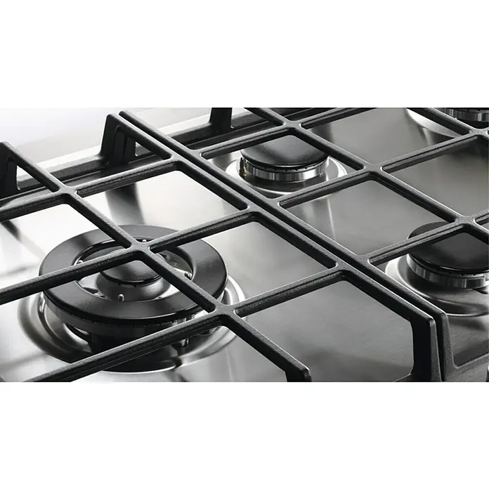Electrolux Placa de cocción de gas EGH6333BOX - L x An: 51 x 59,5 cm, Número de quemadores de gas: 3 ud. - Primer plano de una cocina de gas moderna con rejillas de hierro fundido negro y quemadores de acero inoxidable. Diseño elegante para cualquier cocina.