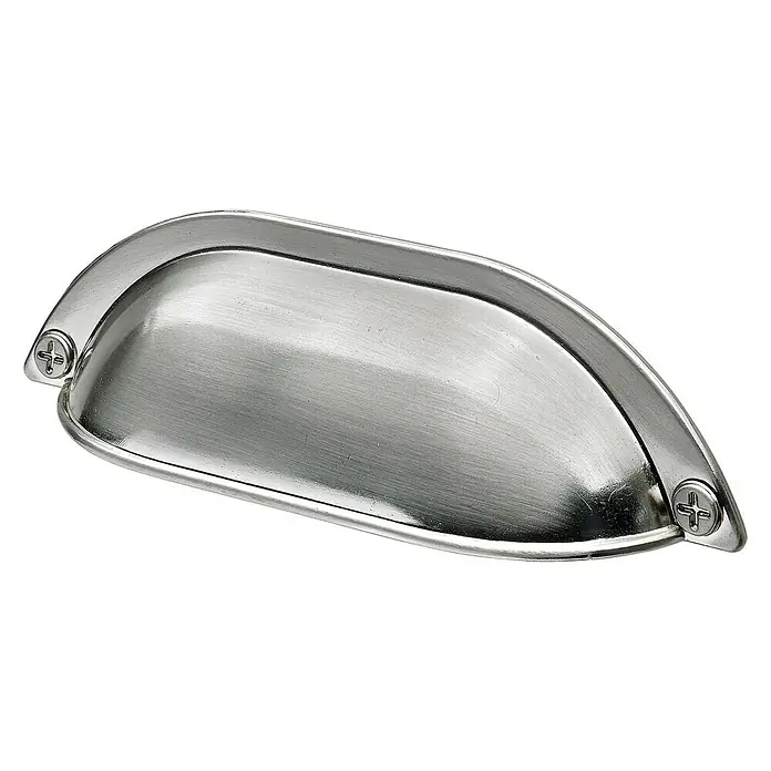 Hettich Möbelgriff - Typ Möbelgriff: Muschel, Sonstige, Sonstige, Silber - Nahaufnahme eines silberfarbenen Muschelgriffs mit Schrauben auf schwarzem Hintergrund, ideal für Möbel.