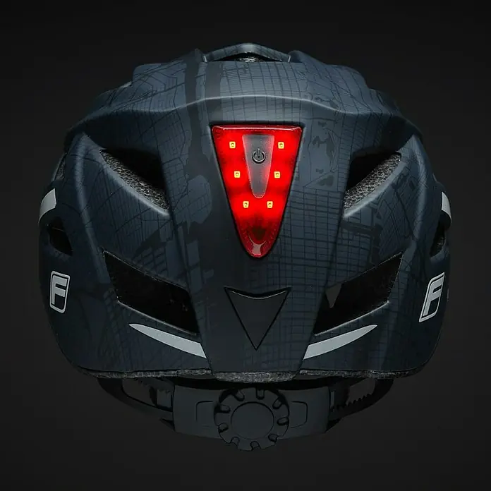Fischer Fahrradhelm Urban Plus Brooklyn - L/XL 58 - 61 cm, Schwarz - Nahaufnahme eines Fahrradhelms mit rotem Rücklicht, der Sicherheit und Sichtbarkeit auf Radtouren gewährleistet.