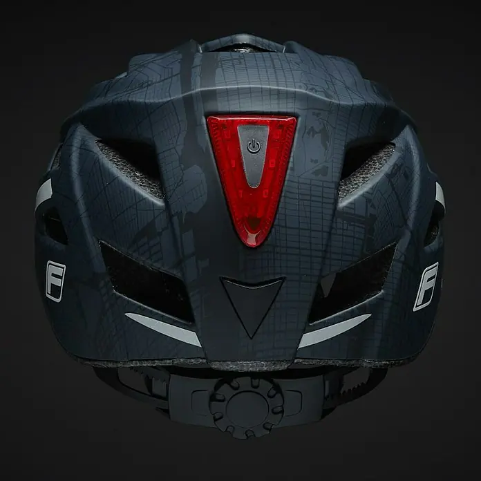Fischer Casco para bicicleta Urban Plus Brooklyn - L/XL 58 - 61 cm, Negro - Vista trasera de un casco de bicicleta azul oscuro con un patrón de mapa de la ciudad y una luz trasera roja integrada para mayor seguridad.