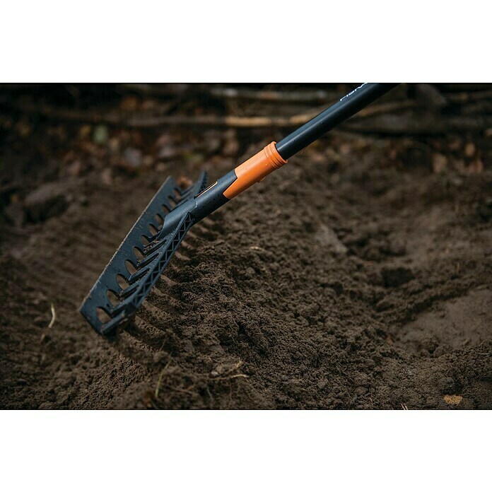 Fiskars Solid Gartenrechen UniversalArbeitsbreite: 41 cm, Anzahl Zinken: 12, Langstiel Use Shot