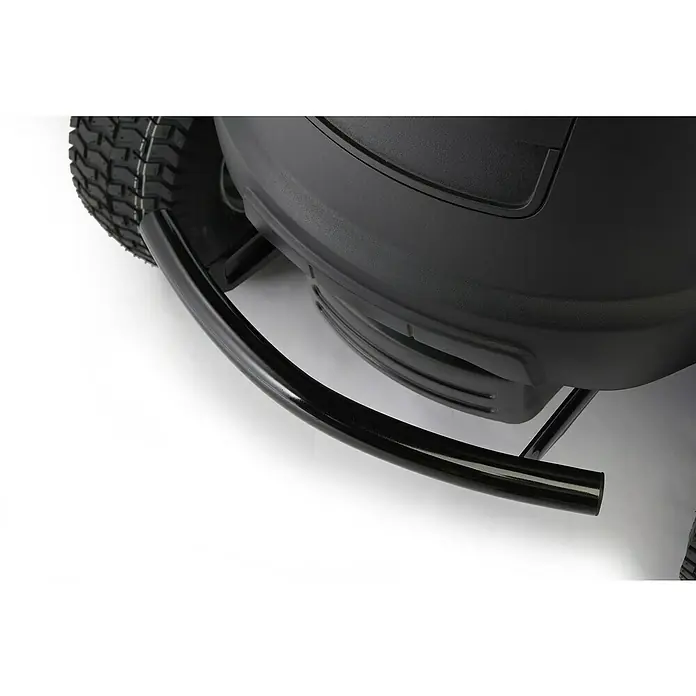 Alpina Rasentraktor AT3 98 A - 6,5 kW, 352 cm³, Schnittbreite: 98 cm, Max. Flächenempfehlung: 4.500 m² - Detailaufnahme eines Rasenmähroboters mit robustem Stoßbügel und Reifenprofil.