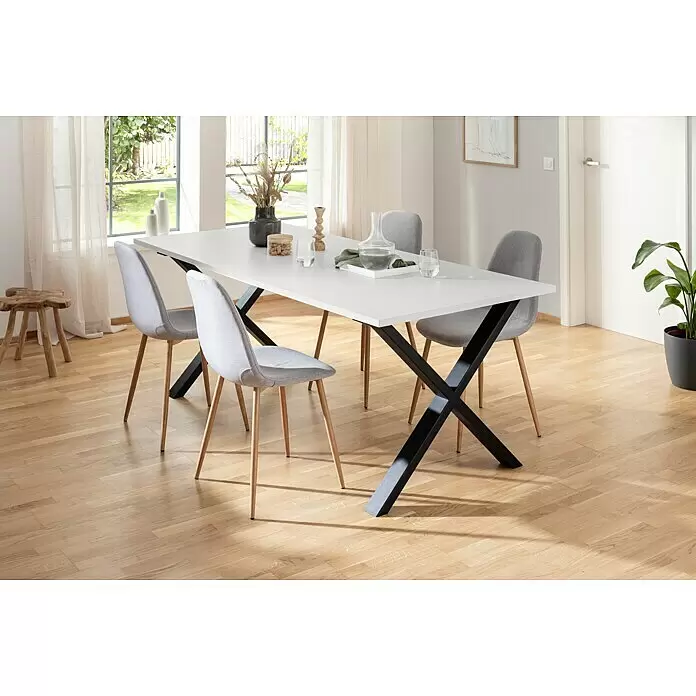 Tischplatte - Weiß, 120 cm x 80 cm x 25 mm - Moderner weißer Esstisch mit schwarzen X-förmigen Beinen und vier hellgrauen Polsterstühlen mit Holzbeinen in einem Esszimmer.